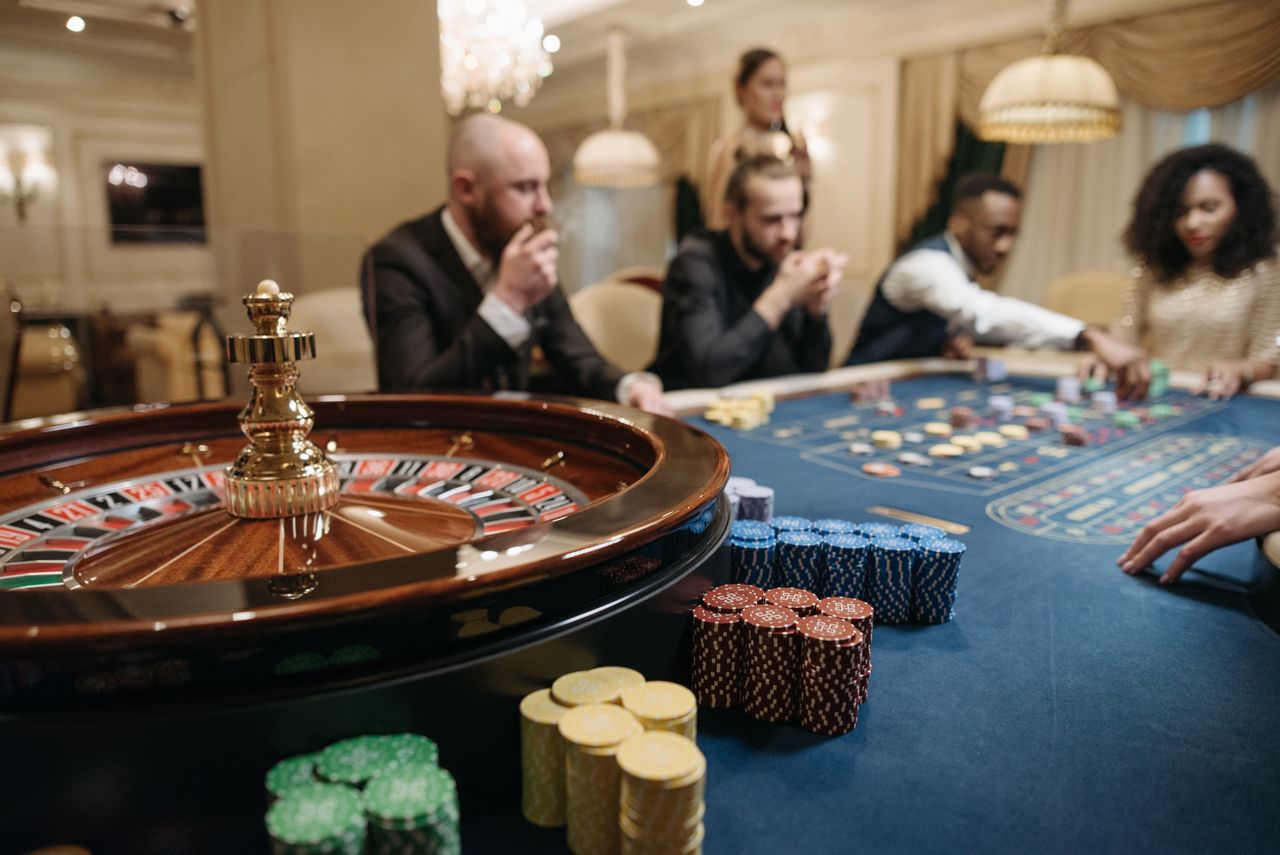 7 Crypto Casinos That Have Native Tokens: Utility, Rewards & Staking